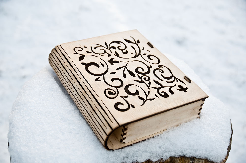 Деревянная коробка книга из дерева и фанеры