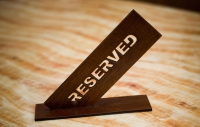 Табличка Reserved резервы стол заказан из дерева