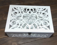 Белая свадебная коробка из дерева с инициалами