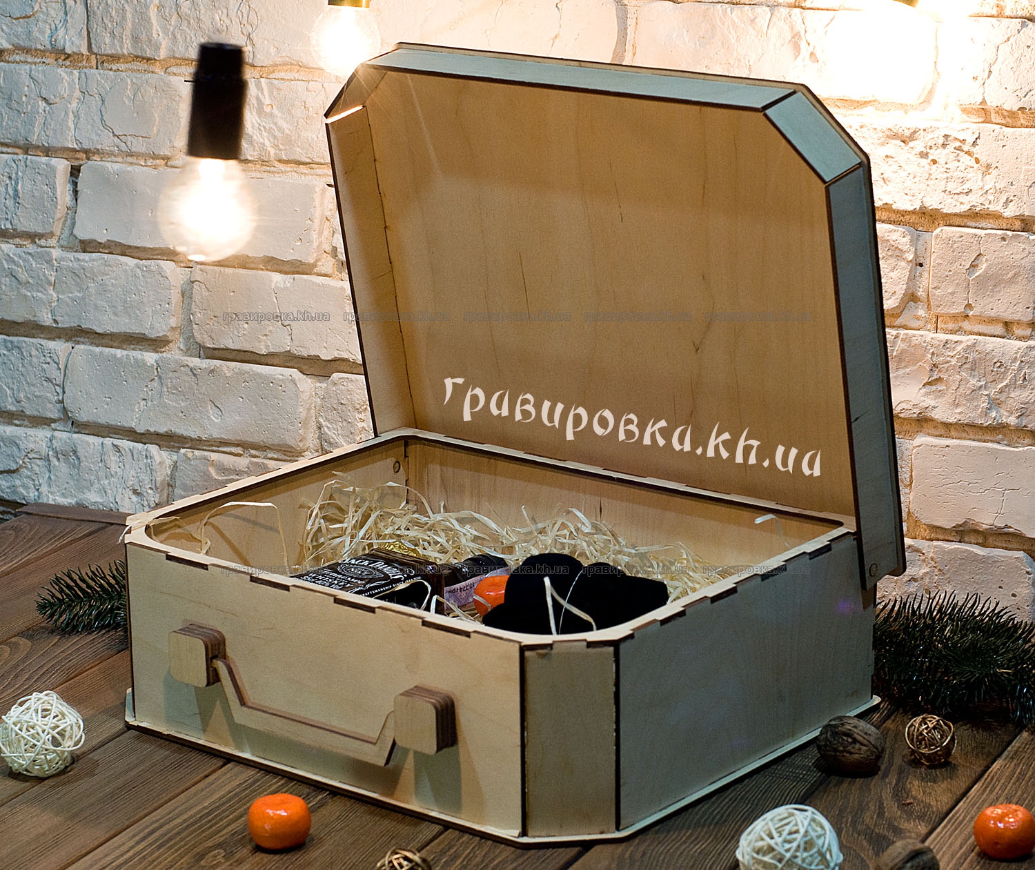 Деревянный чемоданчик для упаковки подарка