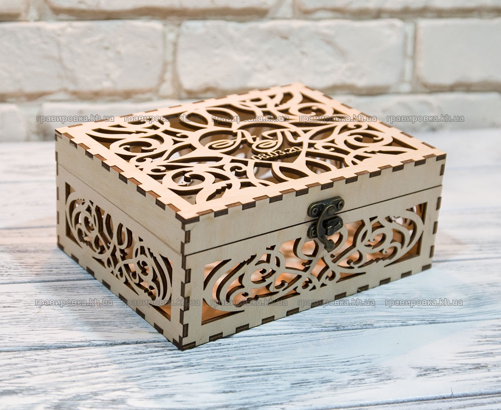 Узорная деревянная коробка с инициалами и именем