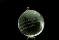 Дарственная надпись на стеклянном глобусе